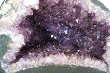 Lade das Bild in den Galerie-Viewer, E1005 Amethyst Geode Top
