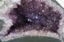 Lade das Bild in den Galerie-Viewer, E1005 Amethyst Geode Top

