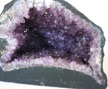 Lade das Bild in den Galerie-Viewer, E1005 Amethyst Geode Top
