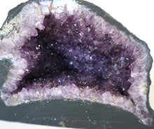 Lade das Bild in den Galerie-Viewer, E1005 Amethyst Geode Top
