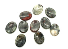 Lade das Bild in den Galerie-Viewer, D109 Daumenstein Blutstein
