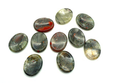 Lade das Bild in den Galerie-Viewer, D109 Daumenstein Blutstein
