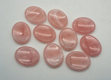 Lade das Bild in den Galerie-Viewer, D102 Daumenstein Rosenquarz
