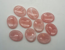 Lade das Bild in den Galerie-Viewer, D102 Daumenstein Rosenquarz
