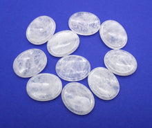 Lade das Bild in den Galerie-Viewer, D101 Daumenstein Bergkristall
