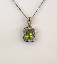 Lade das Bild in den Galerie-Viewer, S824 Silber 925 Anhänger mit Peridot
