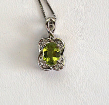 Lade das Bild in den Galerie-Viewer, S824 Silber 925 Anhänger mit Peridot

