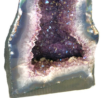 Lade das Bild in den Galerie-Viewer, E1008 Amethyst Geode AAA mit Calcite
