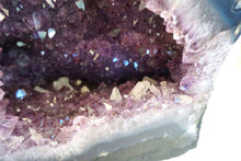Lade das Bild in den Galerie-Viewer, E1008 Amethyst Geode AAA mit Calcite

