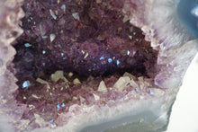 Lade das Bild in den Galerie-Viewer, E1008 Amethyst Geode AAA mit Calcite
