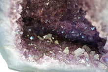 Lade das Bild in den Galerie-Viewer, E1008 Amethyst Geode AAA mit Calcite
