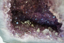 Lade das Bild in den Galerie-Viewer, E1008 Amethyst Geode AAA mit Calcite
