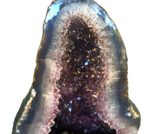 Lade das Bild in den Galerie-Viewer, E1008 Amethyst Geode AAA mit Calcite
