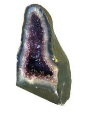 Lade das Bild in den Galerie-Viewer, E1008 Amethyst Geode AAA mit Calcite
