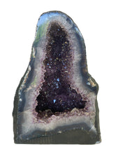 Lade das Bild in den Galerie-Viewer, E1008 Amethyst Geode AAA mit Calcite

