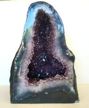 Lade das Bild in den Galerie-Viewer, E1008 Amethyst Geode AAA mit Calcite
