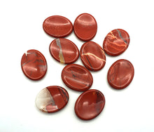 Lade das Bild in den Galerie-Viewer, D110 Daumenstein roter Jaspis

