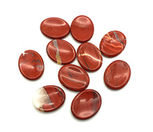 Lade das Bild in den Galerie-Viewer, D110 Daumenstein roter Jaspis
