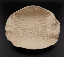 Lade das Bild in den Galerie-Viewer, K93 Keramik Schale mit Muster
