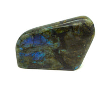 Lade das Bild in den Galerie-Viewer, L101 Labradorit poliert 0,70kg.
