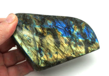 Lade das Bild in den Galerie-Viewer, L101 Labradorit poliert 0,70kg.
