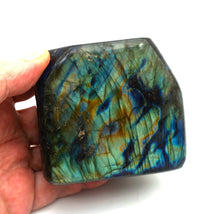 Lade das Bild in den Galerie-Viewer, L102 Labradorit poliert 0,80kg.
