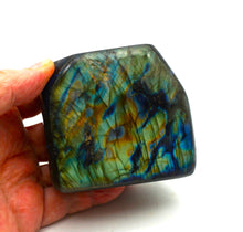 Lade das Bild in den Galerie-Viewer, L102 Labradorit poliert 0,80kg.
