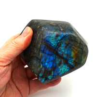 Lade das Bild in den Galerie-Viewer, L103 Labradorit poliert 0,90kg.
