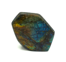 Lade das Bild in den Galerie-Viewer, L103 Labradorit poliert 0,90kg.
