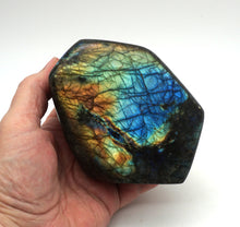 Lade das Bild in den Galerie-Viewer, L103 Labradorit poliert 0,90kg.
