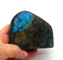 Lade das Bild in den Galerie-Viewer, L104 Labradorit poliert 0,50kg.
