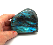 Lade das Bild in den Galerie-Viewer, L104 Labradorit poliert 0,50kg.
