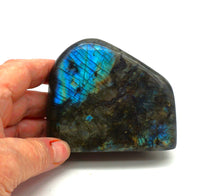 Lade das Bild in den Galerie-Viewer, L104 Labradorit poliert 0,50kg.
