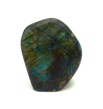 Lade das Bild in den Galerie-Viewer, L105 Labradorit poliert 0,80kg.
