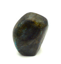 Lade das Bild in den Galerie-Viewer, L105 Labradorit poliert 0,80kg.
