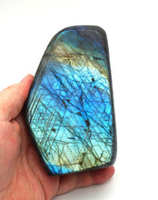 Lade das Bild in den Galerie-Viewer, L106 Labradorit poliert 0,90kg.
