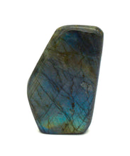 Lade das Bild in den Galerie-Viewer, L106 Labradorit poliert 0,90kg.
