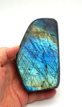 Lade das Bild in den Galerie-Viewer, L106 Labradorit poliert 0,90kg.
