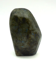 Lade das Bild in den Galerie-Viewer, L106 Labradorit poliert 0,90kg.
