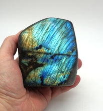 Lade das Bild in den Galerie-Viewer, L107 Labradorit poliert 0,90 kg.
