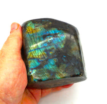 Lade das Bild in den Galerie-Viewer, L107 Labradorit poliert 0,90 kg.
