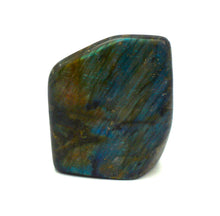 Lade das Bild in den Galerie-Viewer, L107 Labradorit poliert 0,90 kg.
