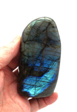 Lade das Bild in den Galerie-Viewer, L108 Labradorit poliert 0,40kg
