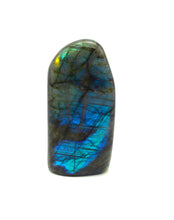 Lade das Bild in den Galerie-Viewer, L108 Labradorit poliert 0,40kg
