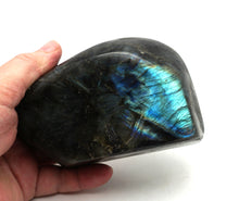 Lade das Bild in den Galerie-Viewer, L109 Labradorit poliert 0,80kg.
