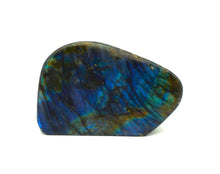 Lade das Bild in den Galerie-Viewer, L109 Labradorit poliert 0,80kg.
