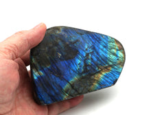 Lade das Bild in den Galerie-Viewer, L109 Labradorit poliert 0,80kg.
