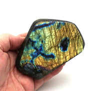 Lade das Bild in den Galerie-Viewer, L110 Labradorit poliert 0,50kg.
