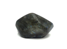 Lade das Bild in den Galerie-Viewer, L110 Labradorit poliert 0,50kg.
