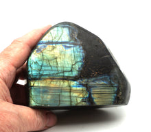 Lade das Bild in den Galerie-Viewer, L111 Labradorit poliert 1,10kg.
